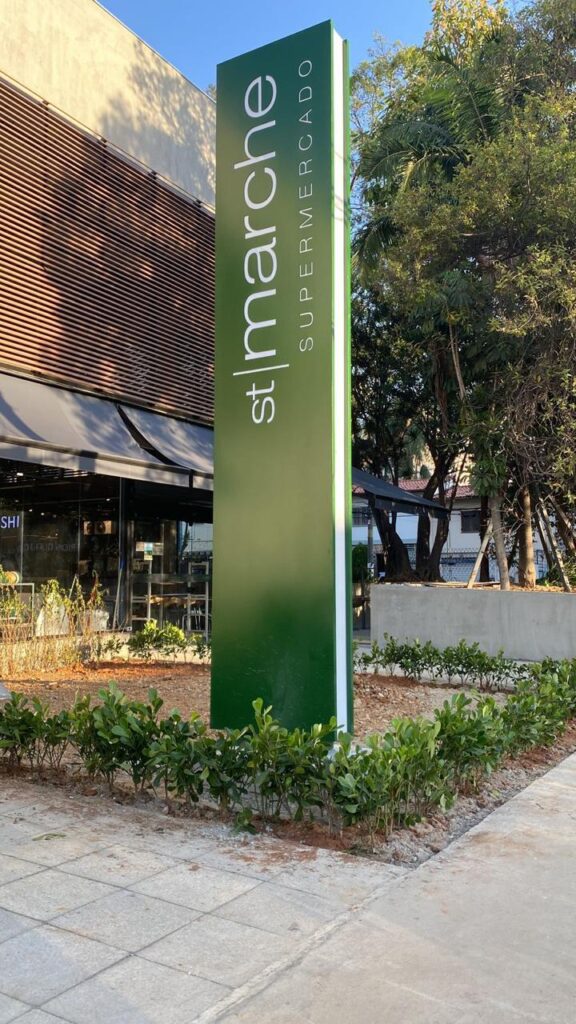 Totem e letreiro 010