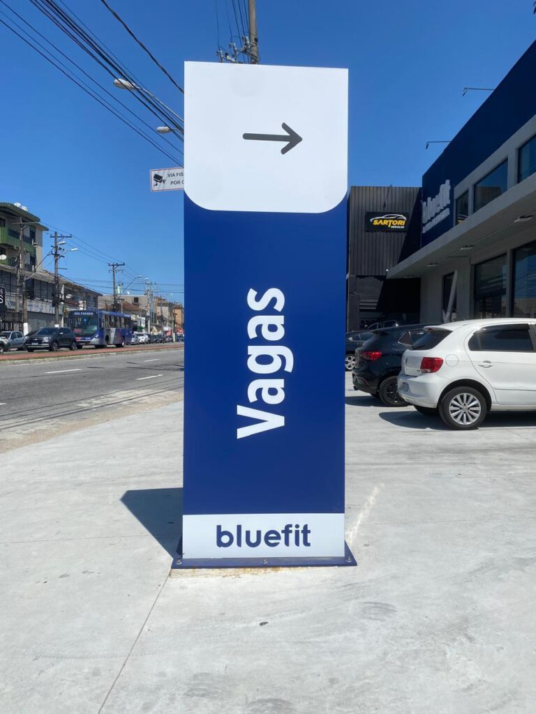 Totem e letreiro 007